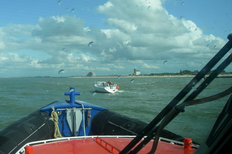 KNRM Breskens 2011-07-22 - Reddingboot standby bij zeilacht met gebroken mast.JPG